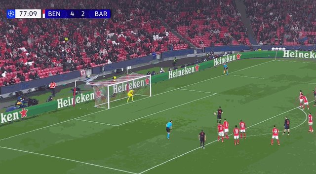 1737499181327079466.gif 4-3莱万.gif